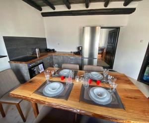 einen Esstisch mit Tellern und Gläsern darauf in der Unterkunft House of Sokolovi Kratovo in Kratovo