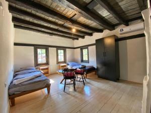 ein Zimmer mit zwei Betten und einem Tisch und Stühlen in der Unterkunft House of Sokolovi Kratovo in Kratovo