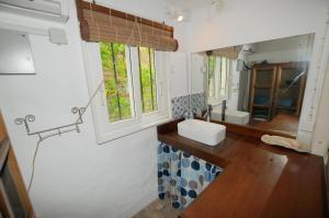 a bathroom with a sink and a mirror at Studio Isabella in Palmar