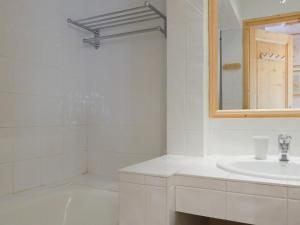 Ένα μπάνιο στο Appartement Méribel, 2 pièces, 5 personnes - FR-1-182-179