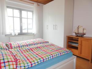 - une chambre avec un lit et une couverture colorée dans l'établissement Reriker Tied Fewo Ostseesand 2, à Rerik
