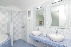 A bathroom at White & Blue Még 25 kép