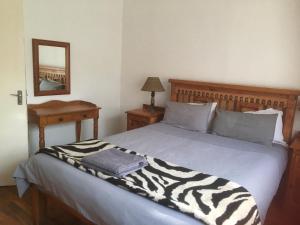 Un pat sau paturi într-o cameră la Waverley Guest House