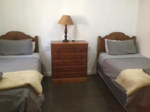 Кровать или кровати в номере Waverley Guest House