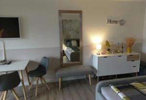 ein Wohnzimmer mit einem Spiegel und einem Sofa in der Unterkunft See Harmonie Haus 4 Jahreszeiten in Hahnenklee-Bockswiese