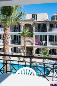 - une vue sur un complexe avec une piscine et des palmiers dans l'établissement Zante Plaza Hotel & Apartments, à Laganas