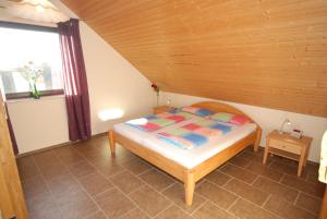 ハイリゲンハーフェンにあるFerienwohnung Leuchtturmの小さなベッドルーム(ベッド1台付)が備わる屋根裏部屋です。