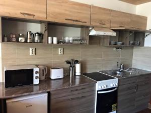 Kuchyňa alebo kuchynka v ubytovaní Prána Apartman