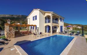 eine Villa mit einem Pool vor einem Haus in der Unterkunft Gorgeous sea-view VillaSol with pool & BBQ in Zagorje