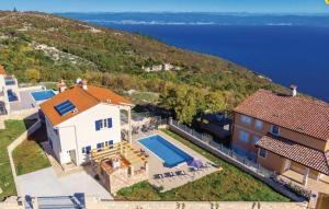 een luchtzicht op een huis met een zwembad bij Gorgeous sea-view VillaSol with pool & BBQ in Zagorje