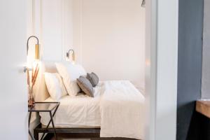 Ένα ή περισσότερα κρεβάτια σε δωμάτιο στο Suites Alfonso X