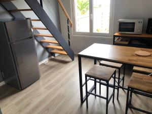 Kuchyň nebo kuchyňský kout v ubytování Maisonnette à 100 m de la plage