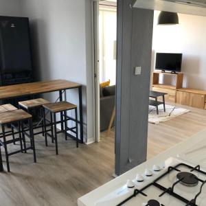 TV a/nebo společenská místnost v ubytování Maisonnette à 100 m de la plage