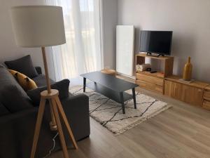 TV a/nebo společenská místnost v ubytování Maisonnette à 100 m de la plage