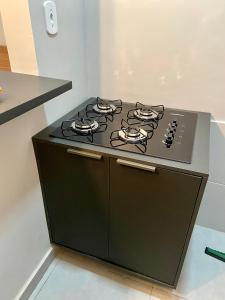 a black stove top oven in a kitchen at Apartamento Studio Centro de Macapá in Macapá