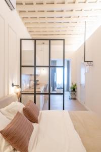 Postel nebo postele na pokoji v ubytování Suites Alfonso X + 37 fotografií