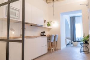 Kuchyň nebo kuchyňský kout v ubytování Suites Alfonso X