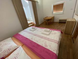 Voodi või voodid majutusasutuse Penzion Trödler toas
