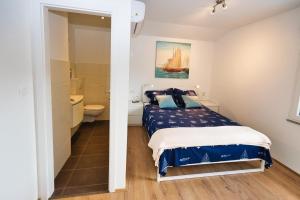 a bedroom with a bed and a bathroom at Vila Punta in Stomorska