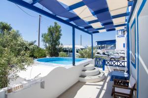The swimming pool at or close to White & Blue