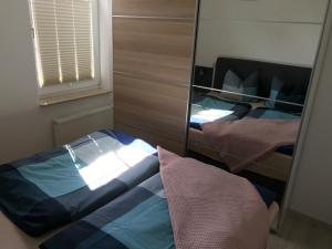 1 dormitorio con 2 camas y espejo en Zum Notar en Brand-Erbisdorf