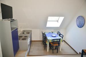 eine Küche mit einem Tisch und einem blauen Tischtuch in der Unterkunft Ferienhof Frohne - Spielzimmer in Merzen