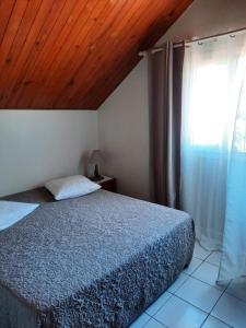 En eller flere senger på et rom på GÎTE Le Calou Pilon