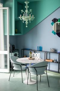 a dining room with a white table and chairs at Dimoramare Manarola, Terre Marine in Manarola