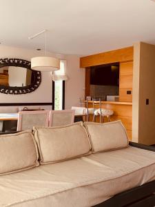 un soggiorno con divano e una sala da pranzo di Casa Las Margaritas a San Carlos de Bariloche