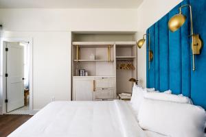 Een bed of bedden in een kamer bij Scarborough Inn