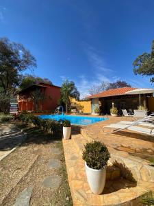 a yard with a swimming pool and a house at Veredas do Cipó in Serra do Cipo +19 photos