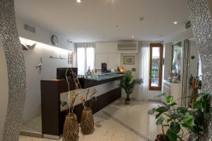 a kitchen with a counter and some plants in a room at Hotel Antigo Trovatore in Venice