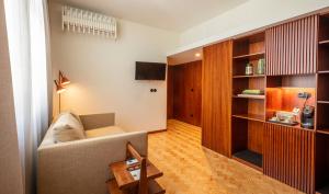 - un salon avec un canapé et une télévision dans l'établissement Ceuta Terrace Suites, à Porto