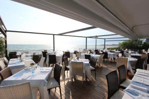 Reštaurácia alebo iné gastronomické zariadenie v ubytovaní Hotel Marea