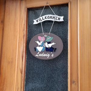 een bord op een deur dat zegt willkimmels bij Familienferienwohnung im Haus Ludwig in Masserberg