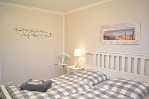 ベルガーエンデ・レートヴィッシュにあるOstwindのベッドルーム1室(ベッド2台付)が備わります。壁に絵が描かれています。