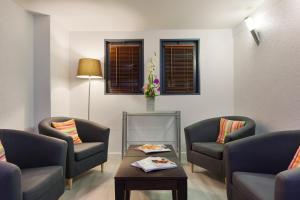 a waiting room with two chairs and a table at Comfort Hotel Evreux in Évreux
