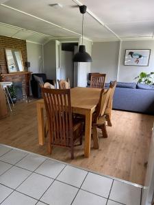 einen Esstisch und Stühle im Wohnzimmer in der Unterkunft De Bargsche Hoeve in Azewijn