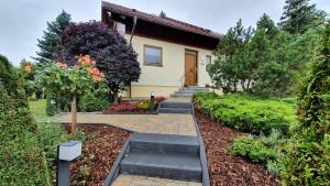 una casa con una pasarela frente a un patio en Ferienwohnung Sonnenblick, en Bischofswerda