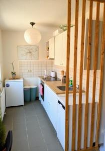 cocina con armarios blancos y encimera en Apartment No. 55 - 10 Min to city centre, en Leipzig
