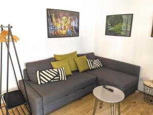 sala de estar con sofá y mesa en Apartment No. 55 - 10 Min to city centre, en Leipzig