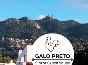 un letrero para el hostal guillaume ricoco shinauchercha en Galo Preto - Amazing breakfast Sintra - View and Silence, en Sintra
