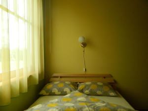 Letto o letti in una camera di Brīvdienu māja Pie sievasmātes