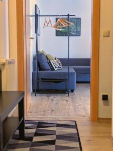 sala de estar con sofá azul y espejo en Apartment No. 55 - 10 Min to city centre, en Leipzig