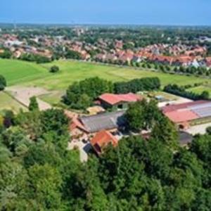 een luchtfoto van een huis in de bomen bij Familienhof Brüning - Stadtblick in Meppen