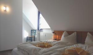プレローにあるResi K5のベッドルーム1室(白いシーツ付きのベッド1台、窓付)