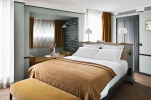 Queen Room with Balcony - "Passiflore"