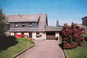 una casa con una entrada que conduce a un garaje en Ferienhaus Ostwald en Deutscheinsiedel
