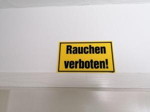 una señal amarilla en una pared de una habitación en Ferienhaus Ostwald en Deutscheinsiedel