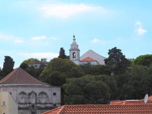 リスボンにあるSao Vicente - Lissabon Altstadtの木の上時計塔のある建物